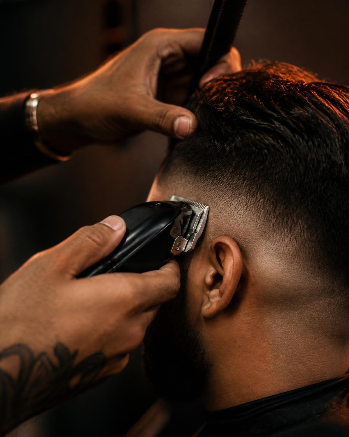 Barbier werkt aan een strakke fade
